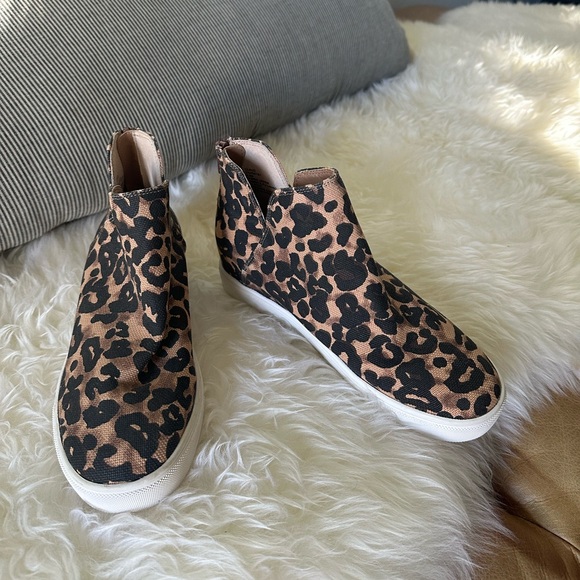 Steve Madden Shoes - Steve Madden NWOT leopard ankle boots, size 8.5